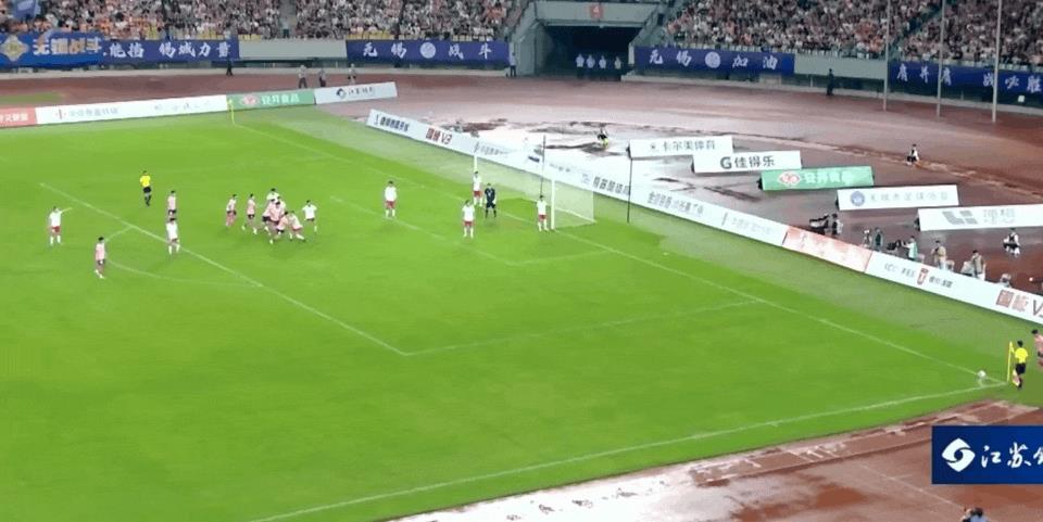 ⚽Hiệp 1 Jiangsu United: Kang Leqiang đánh đầu ghi bàn, đội Wuxi tạm dẫn trước đội Changzhou 1-0