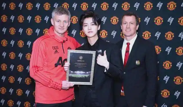 ❤️Đại sứ của Manchester United Red Devils Lu Han đã xuất hiện trong buổi hòa nhạc với chiếc áo đấu mùa giải mới